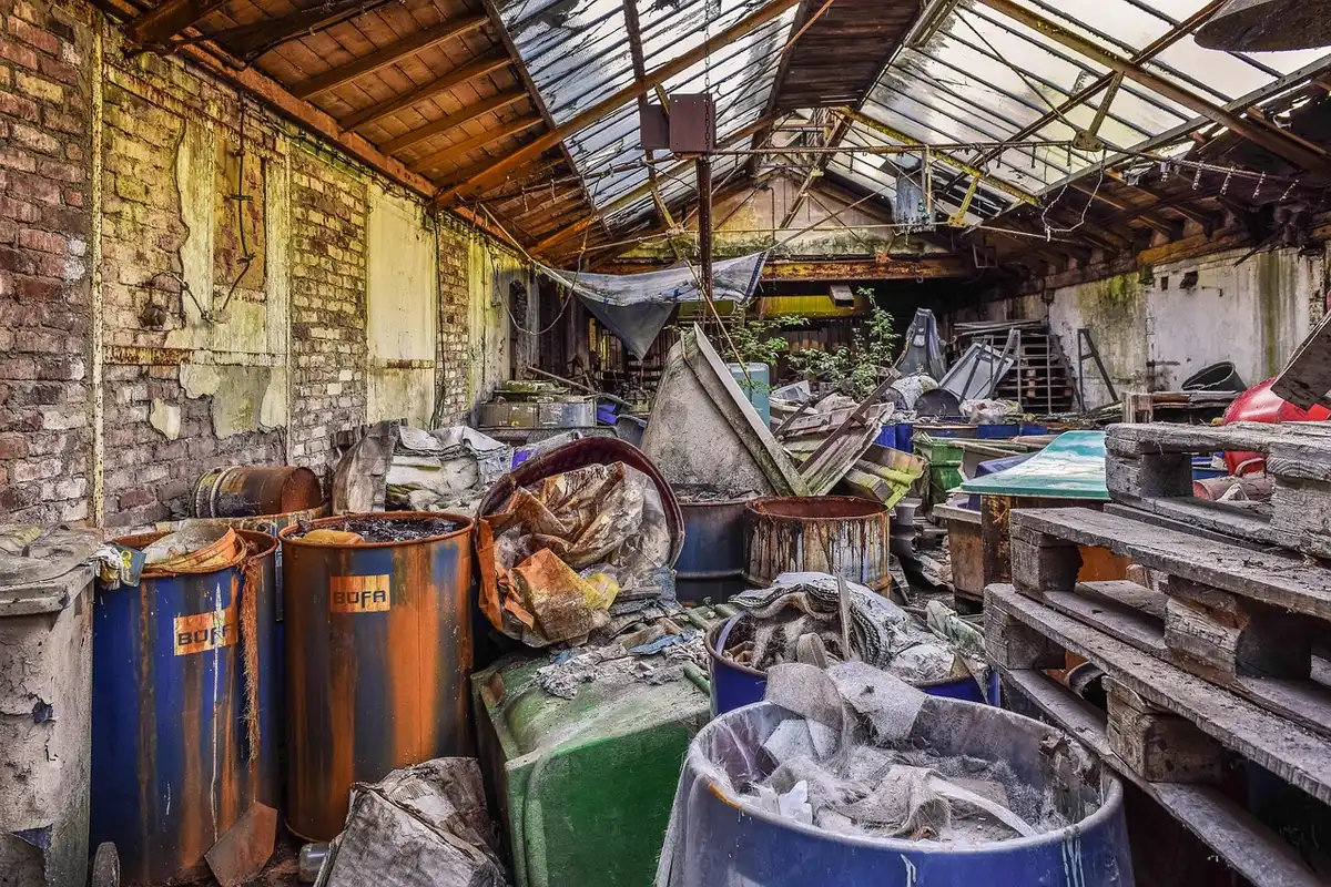 Area esterna dell'impianto industriale con recinzione e strutture metalliche
