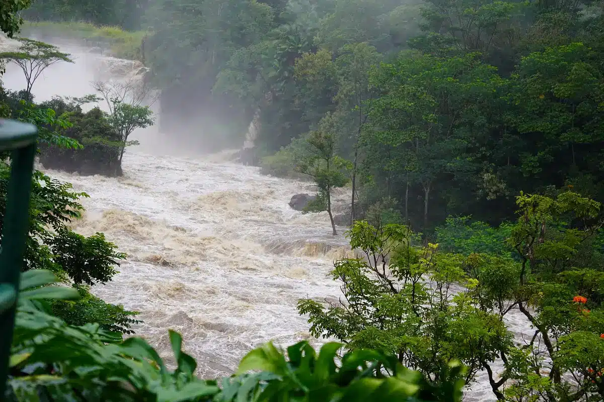 Corso d'acqua in piena vicino a un pendio instabile
