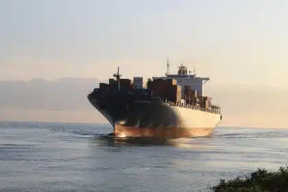 Porto mediterraneo affollato con navi cargo e container, simbolo delle rotte commerciali globali in competizione