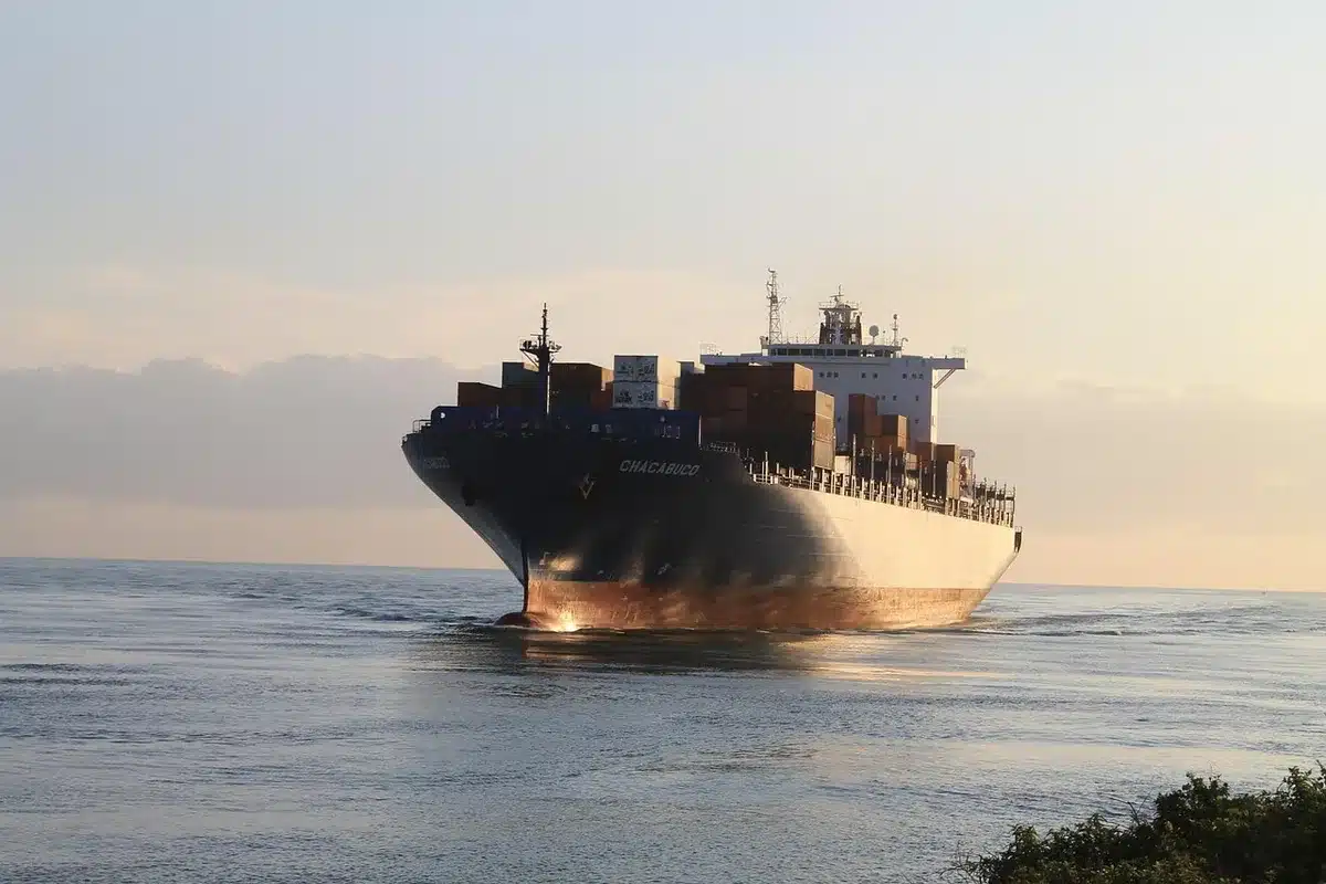 Porto mediterraneo affollato con navi cargo e container, simbolo delle rotte commerciali globali in competizione