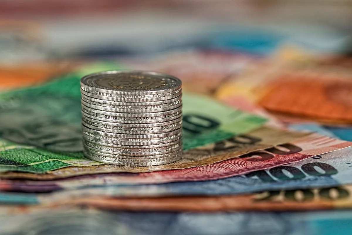 Persone in riunione d'affari discutono di accordi finanziari e investimenti