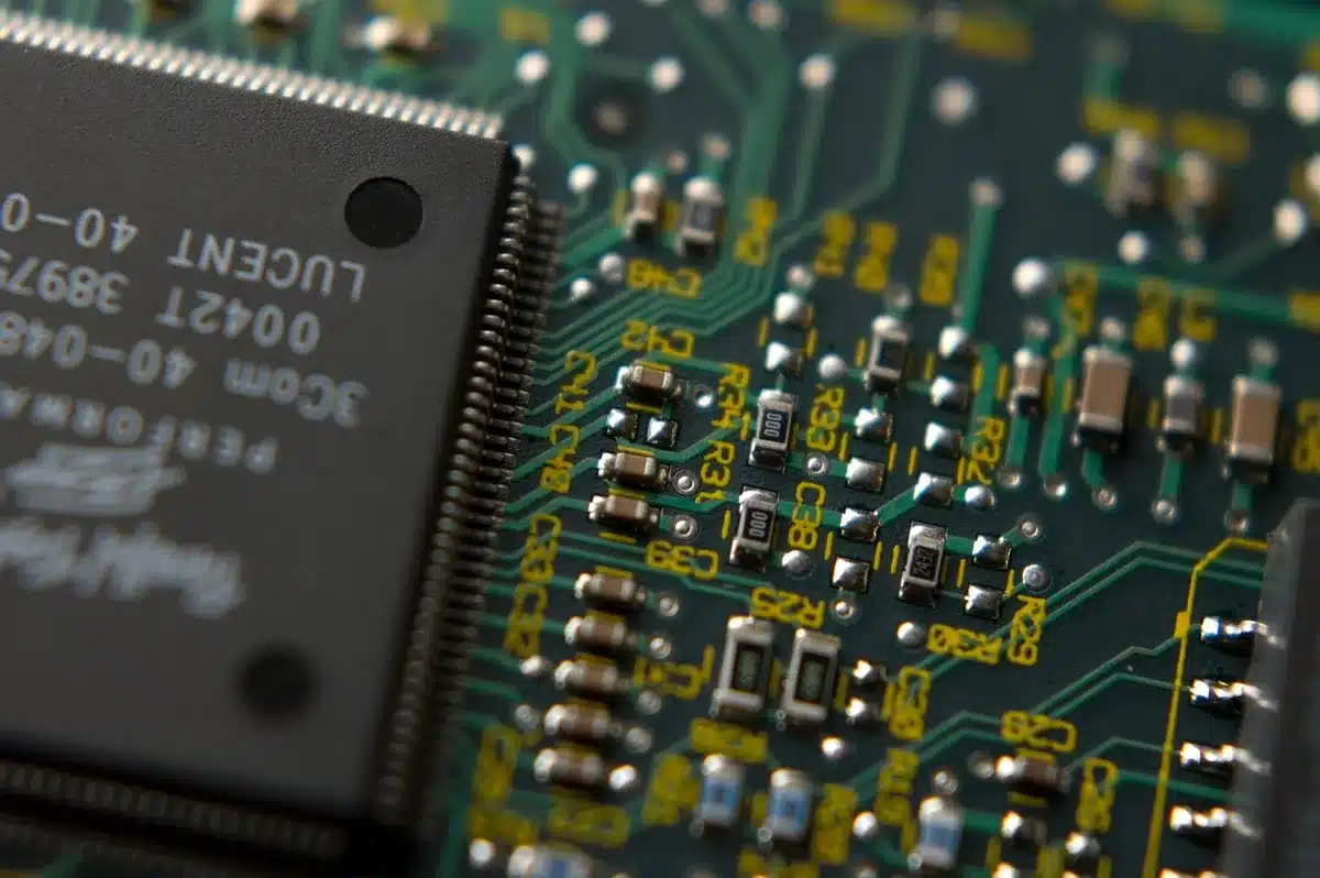 Chip semiconduttori e server in un data center, simbolo della crescita AI