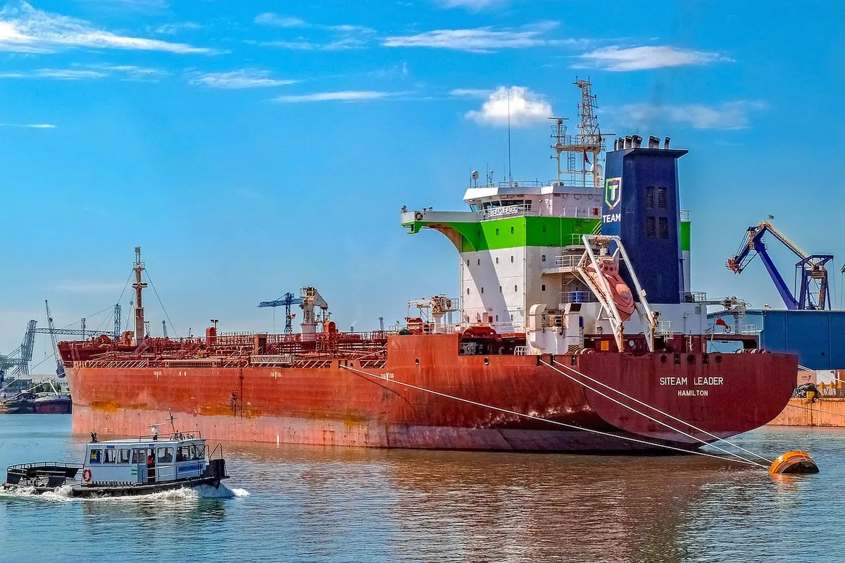 Porto con navi GNL e gru al crepuscolo