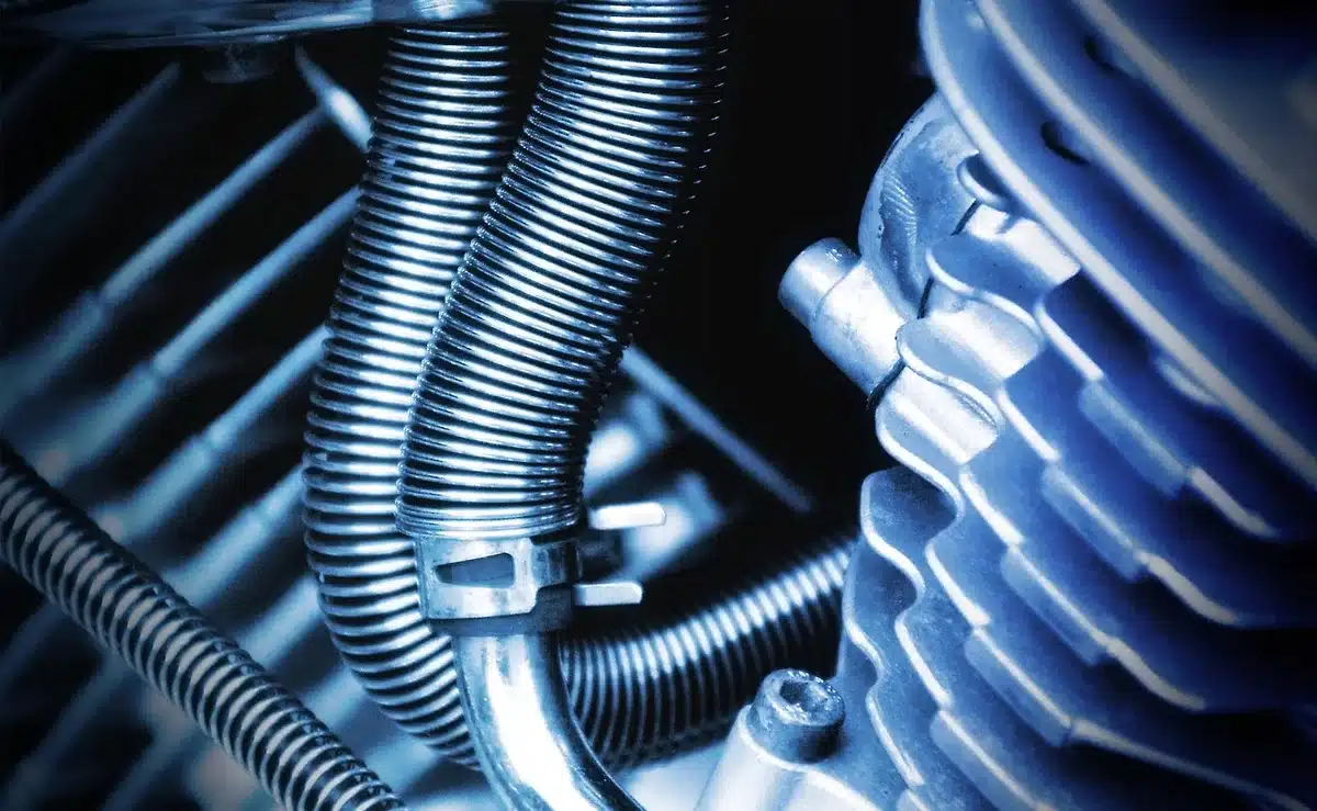 Tecnici in laboratorio che lavorano su componenti tecnologiche per la difesa