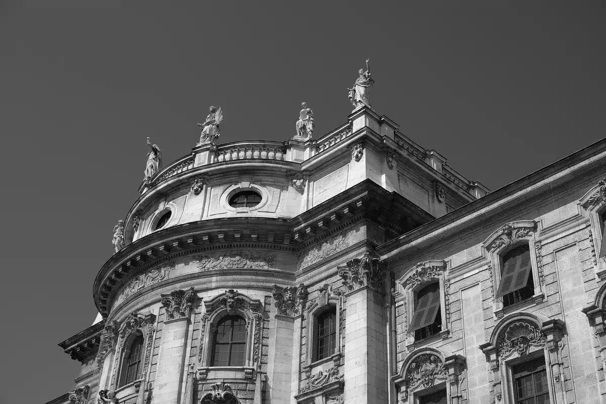 Aula di tribunale internazionale con banchi vuoti e documenti giudiziari
