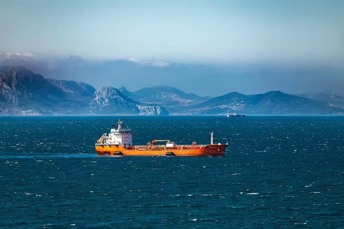 Nave militare in pattugliamento di uno stretto per operazioni di sicurezza