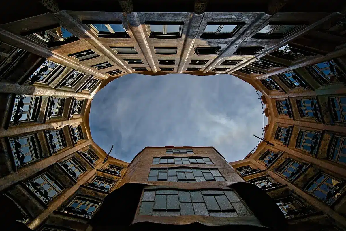 Palazzo residenziale gravemente danneggiato con cumuli di macerie