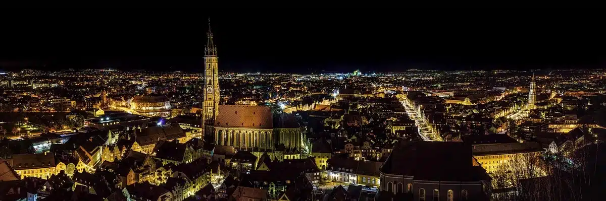 Sirene antiaeree e cielo notturno sopra edifici di Kiev