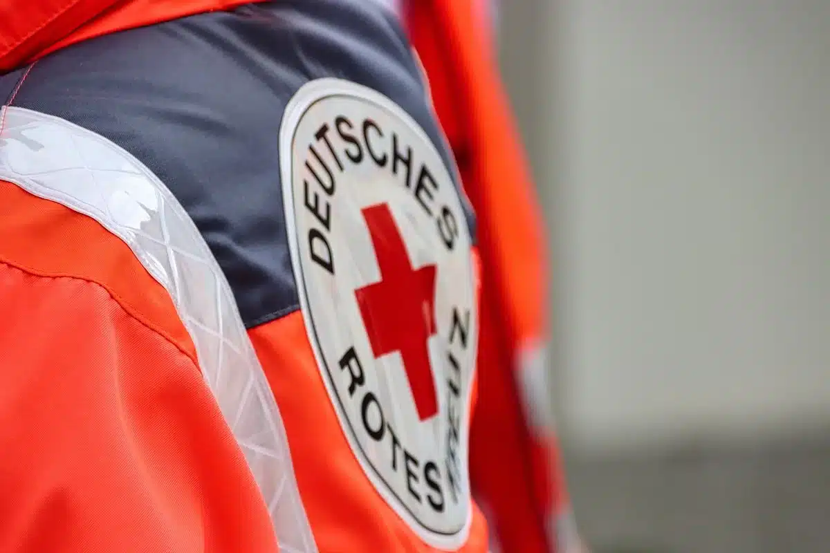 Personale di soccorso vicino a un'ambulanza mentre assistono feriti
