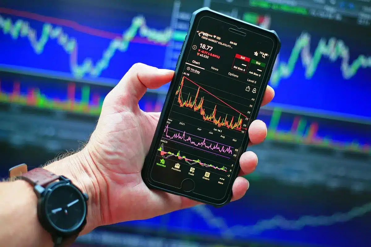 Mani che sfogliano documenti finanziari e rendicontazione