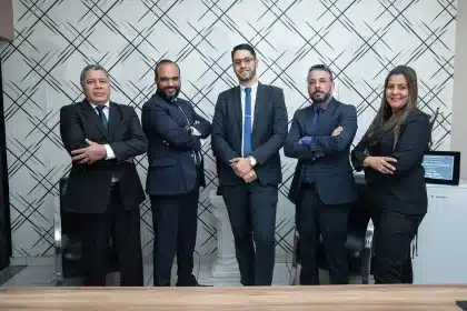 Lettera formale su una scrivania in ufficio aziendale con sfondo sfocato di sala riunioni
