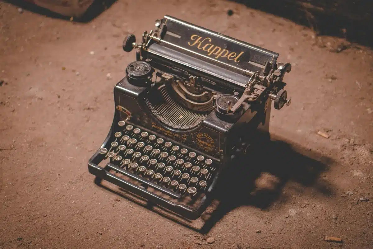 Giornalista al lavoro alla scrivania con documenti e note, in uno studio televisivo.