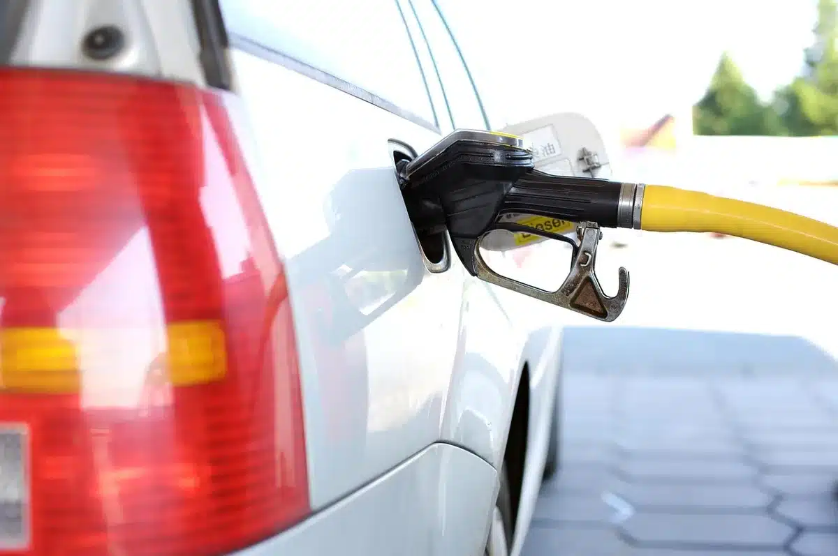 Tabellone con i prezzi dei carburanti presso una stazione di servizio