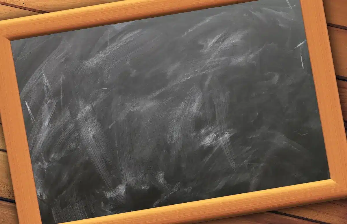 Libri bruciati e scaffali vuoti in un magazzino tipografico danneggiato