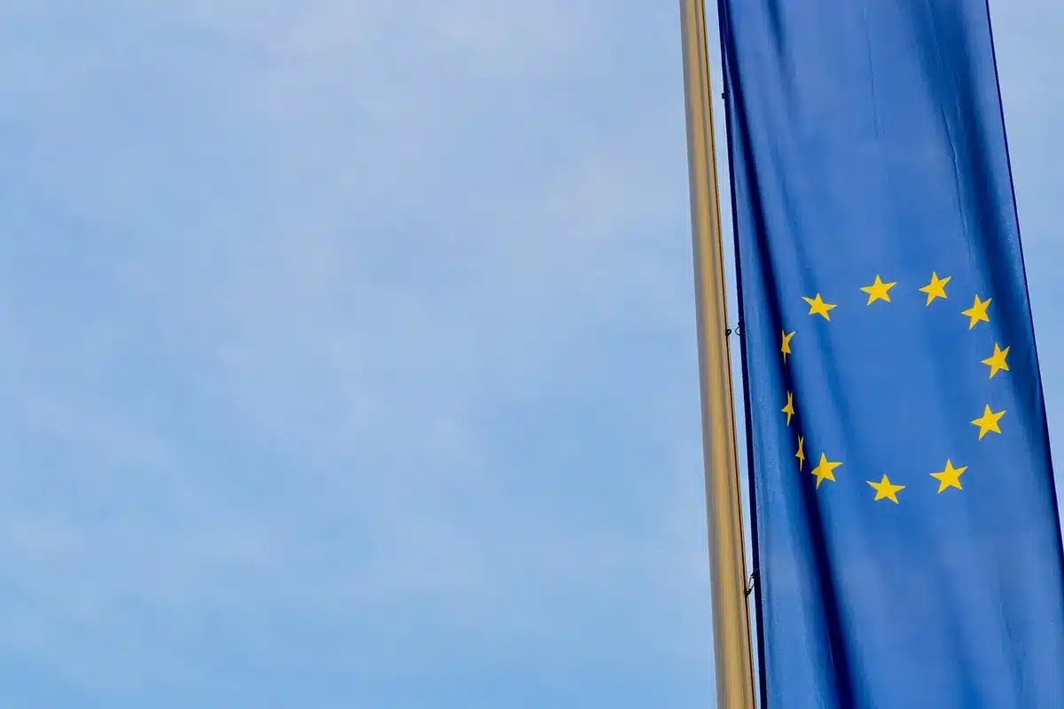 Tavolo di lavoro internazionale con bandiere sfocate sullo sfondo