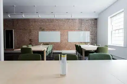 Aula scolastica con libri e materiali didattici su un banco