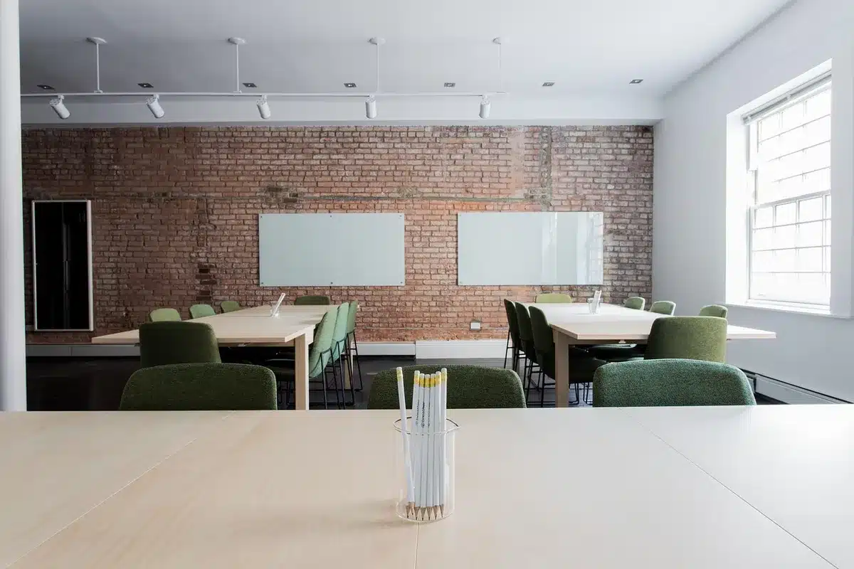 Aula scolastica con libri e materiali didattici su un banco