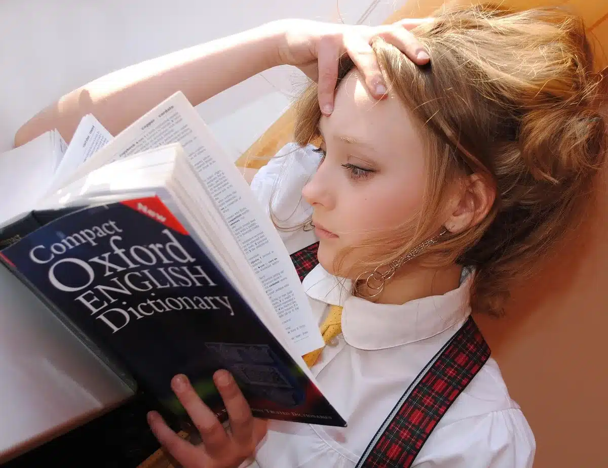 Classe scolastica con studenti che imparano la lingua insieme