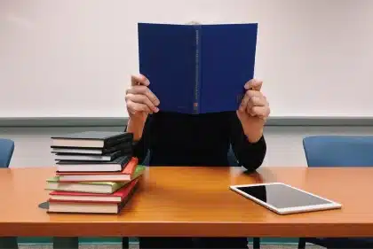 Aula scolastica con studenti di diversa provenienza che seguono la lezione insieme