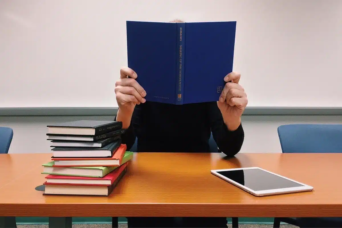 Aula scolastica con studenti di diversa provenienza che seguono la lezione insieme