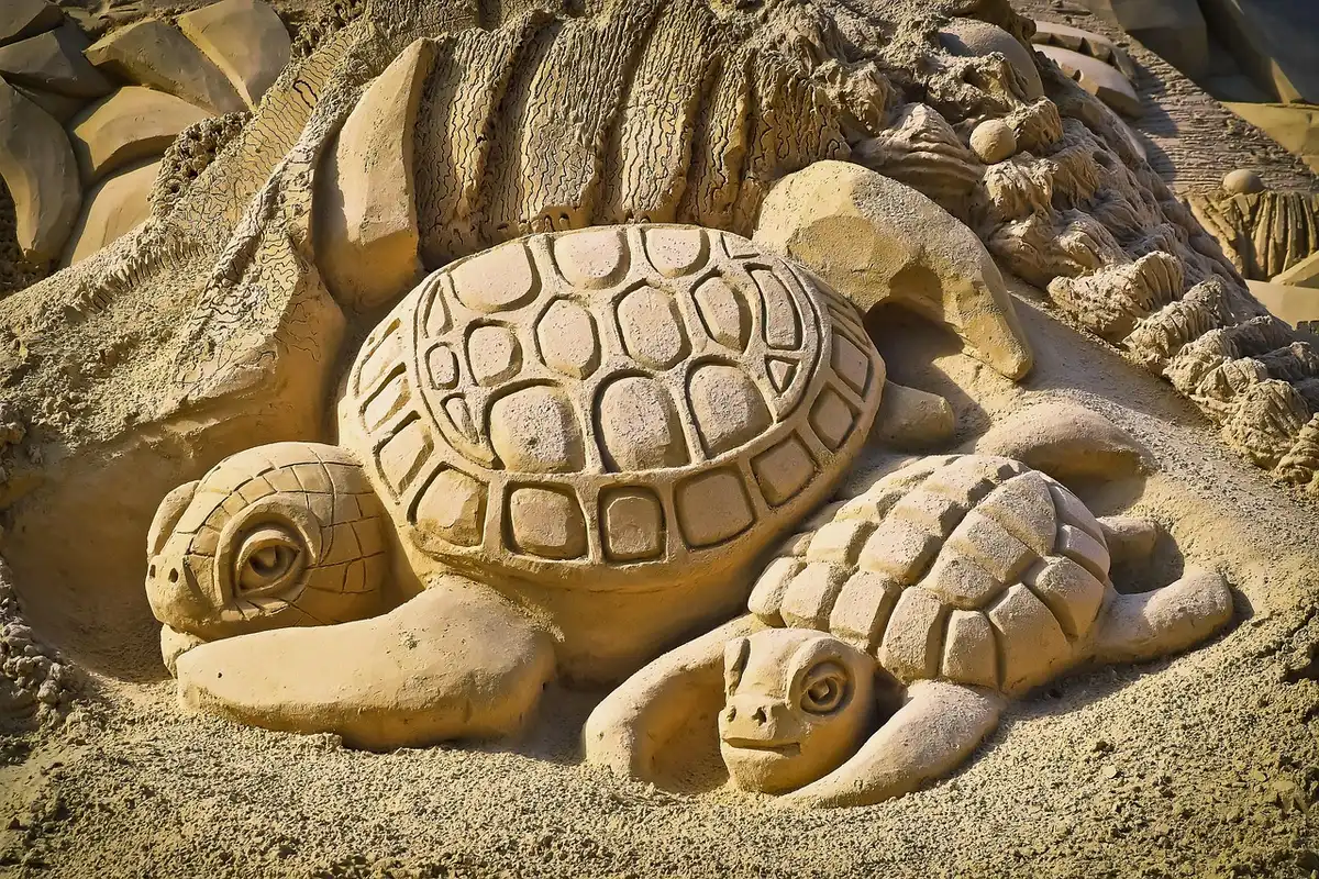 Scultura in vetro e opere tessili esposte insieme in una sala piccola