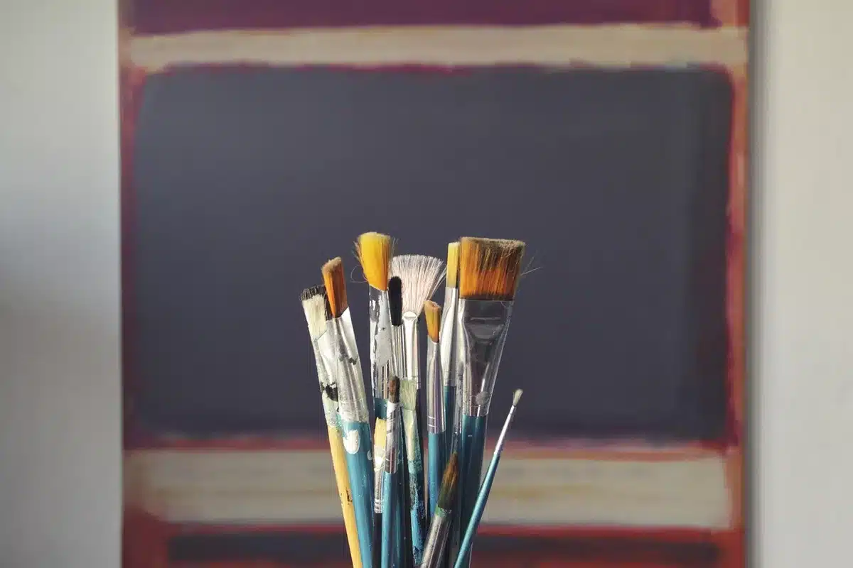 Mani su vecchi cataloghi e fotografie d'archivio in uno studio curatoriale