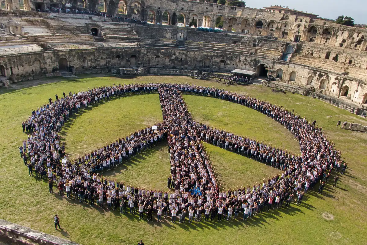 Al Circo Massimo studenti formano una scritta gigante a favore della Repubblica
