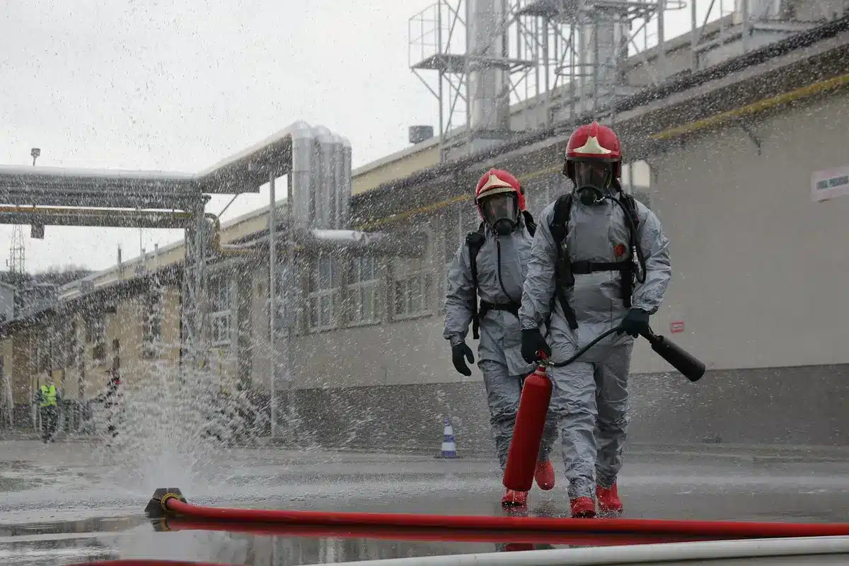 Soccorritori tra detriti e case allagate durante le operazioni