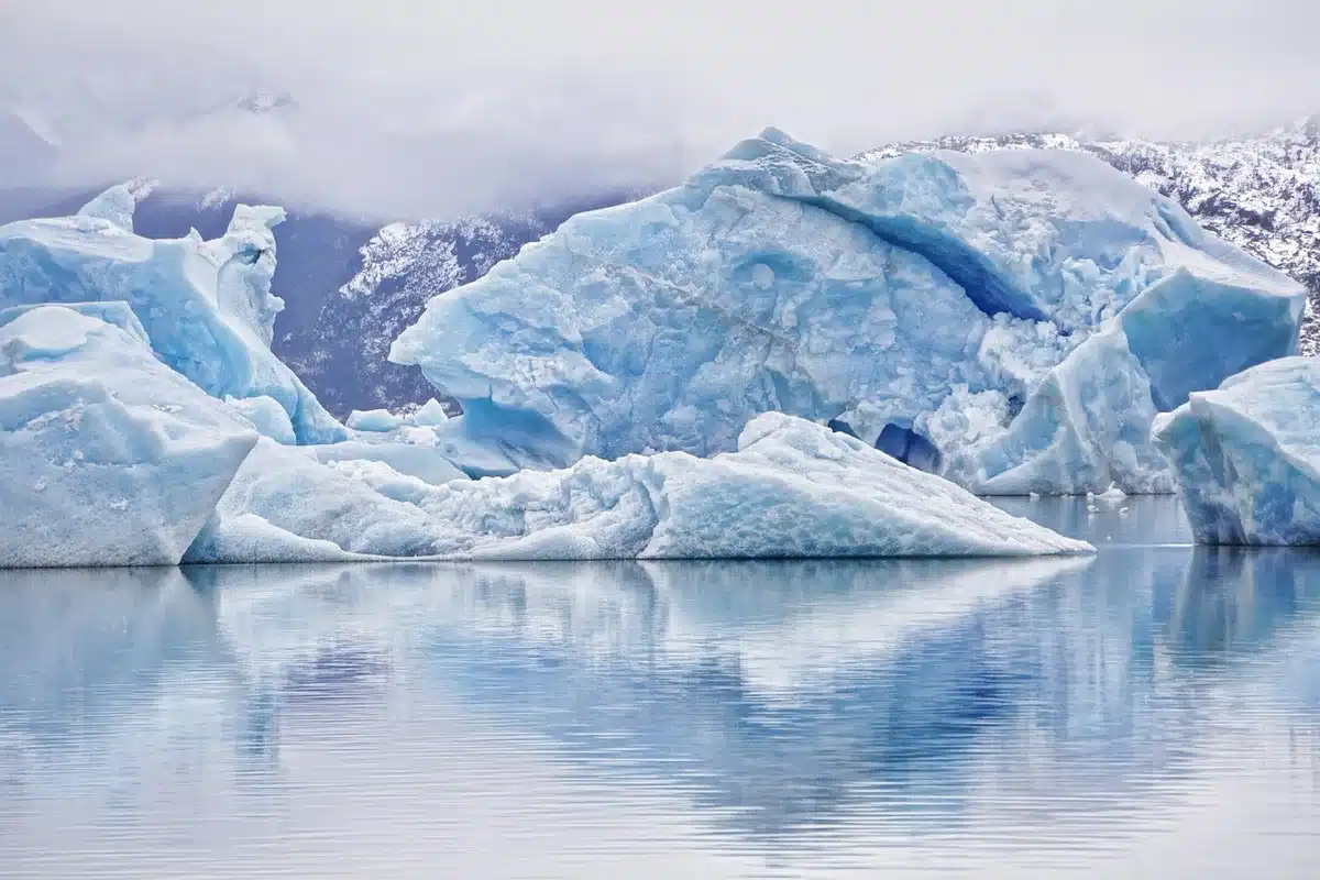 Detriti e corso d'acqua torbido dopo il distacco del ghiacciaio