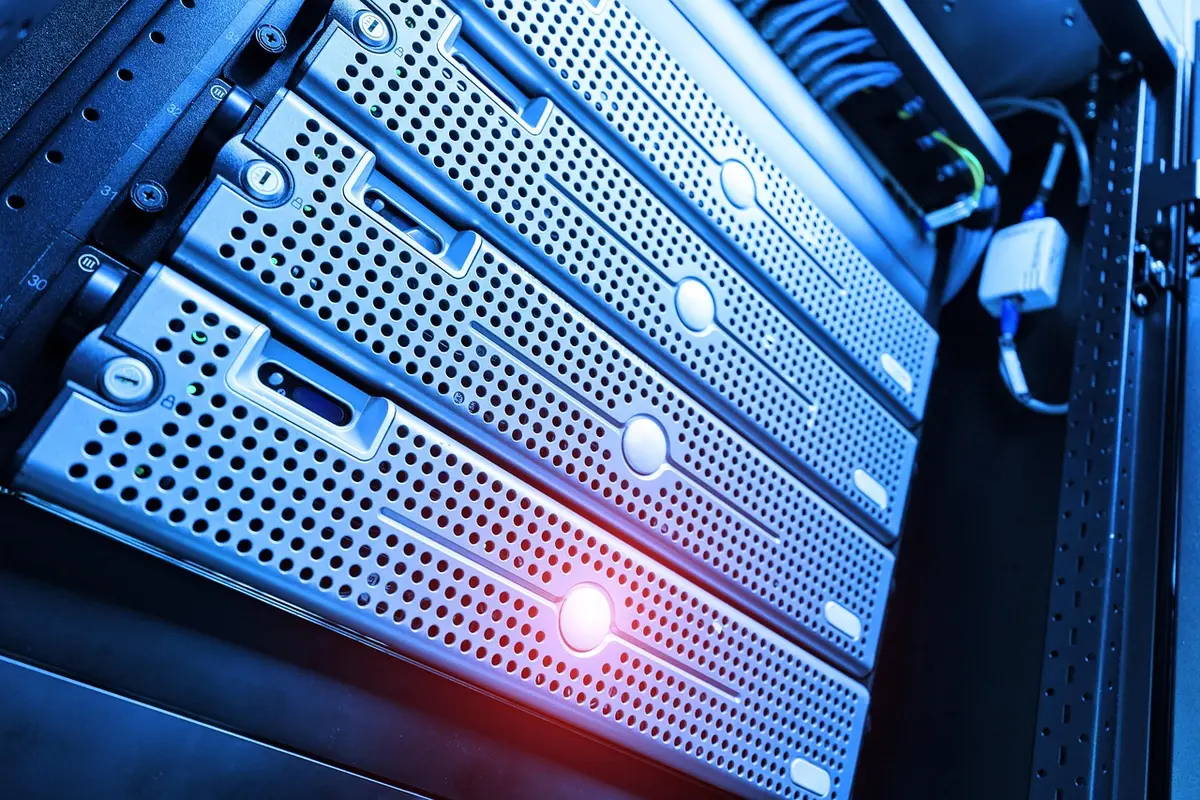 Centro dati danneggiato con rack e cablaggi in disordine