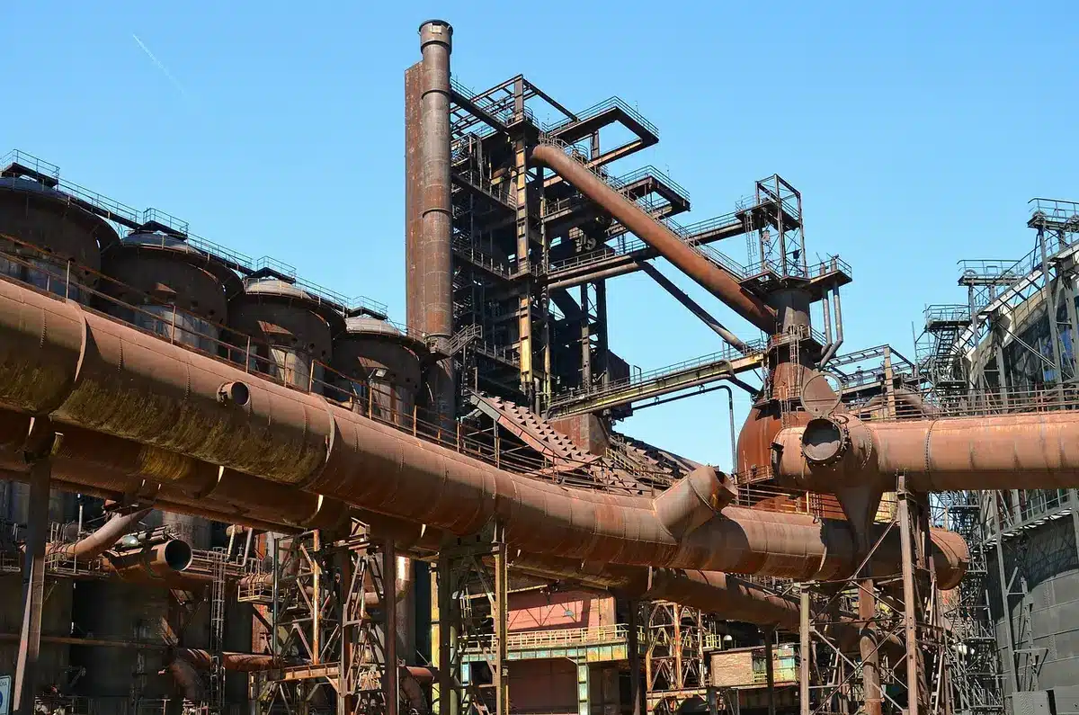 Altoforno inattivo e area di produzione vuota