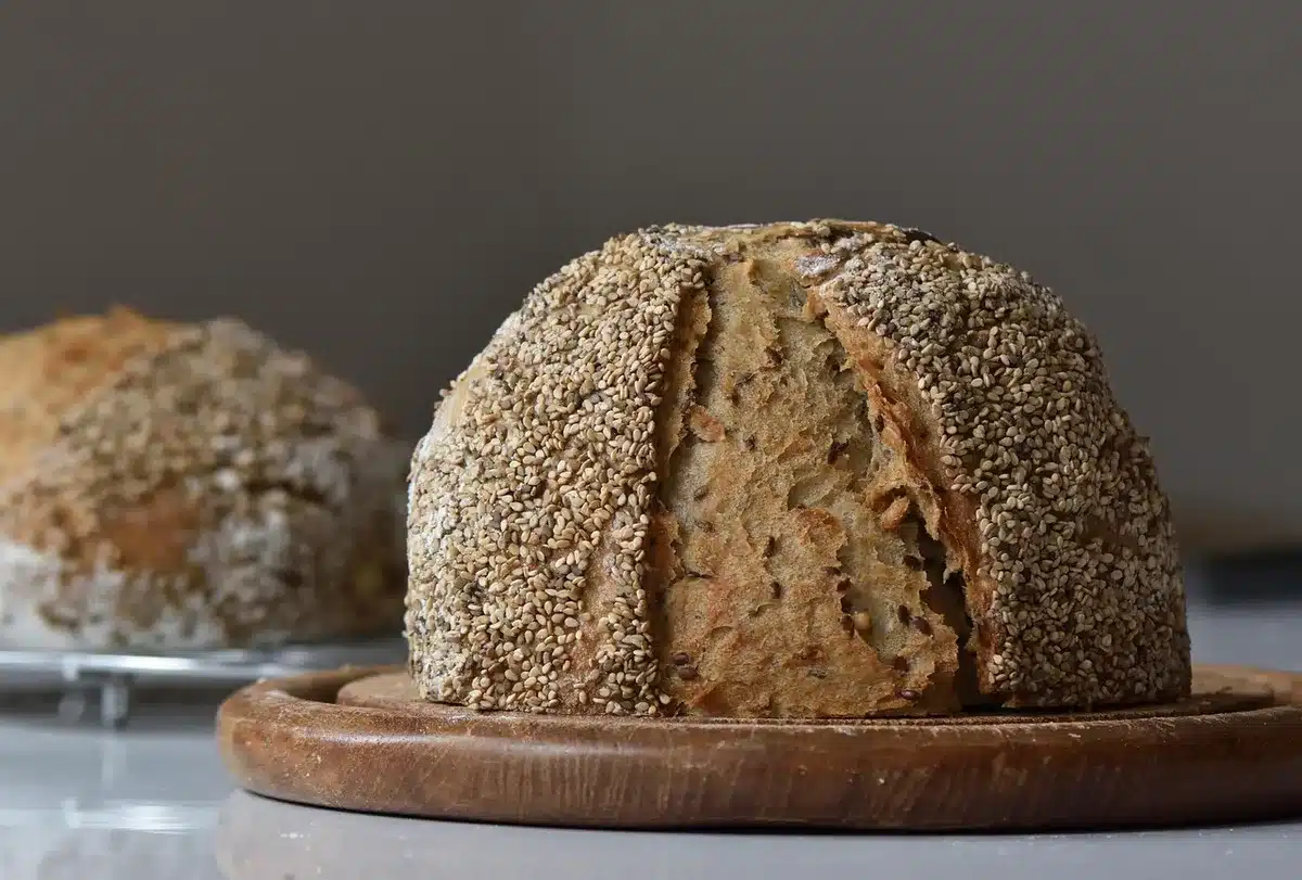 Forno artigianale con pane e bilancia che simboleggiano il prezzo al chilo