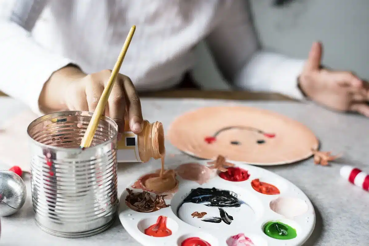 Consulente d'arte anonimo osserva una tela e annota dettagli tecnici