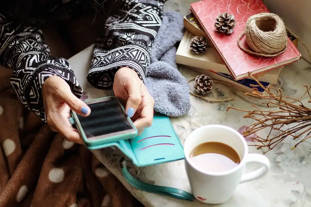 Schermo di smartphone con un lungo post social in evidenza