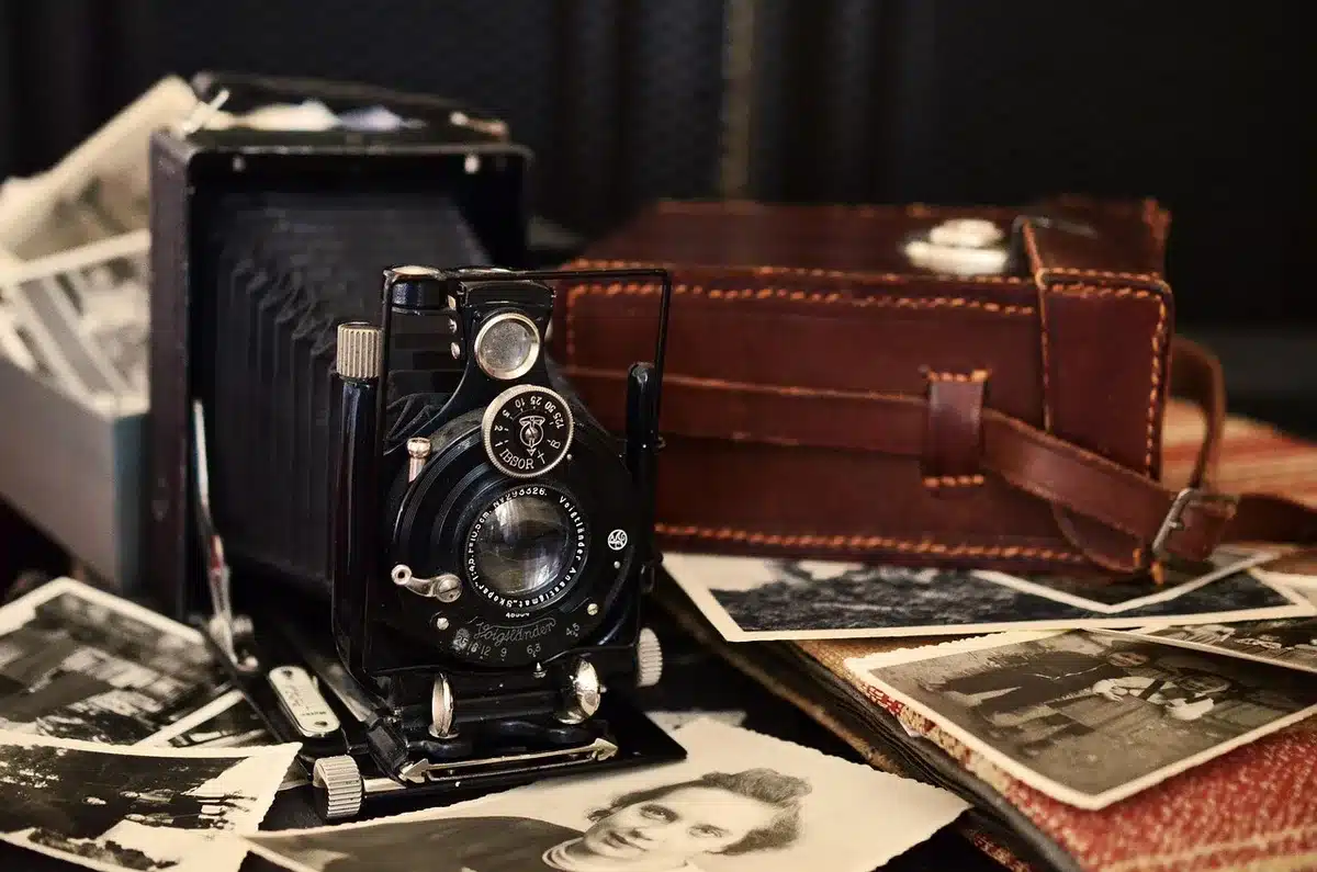 Riproduzione di una fotografia d'archivio che ritrae magistrati in posa formale