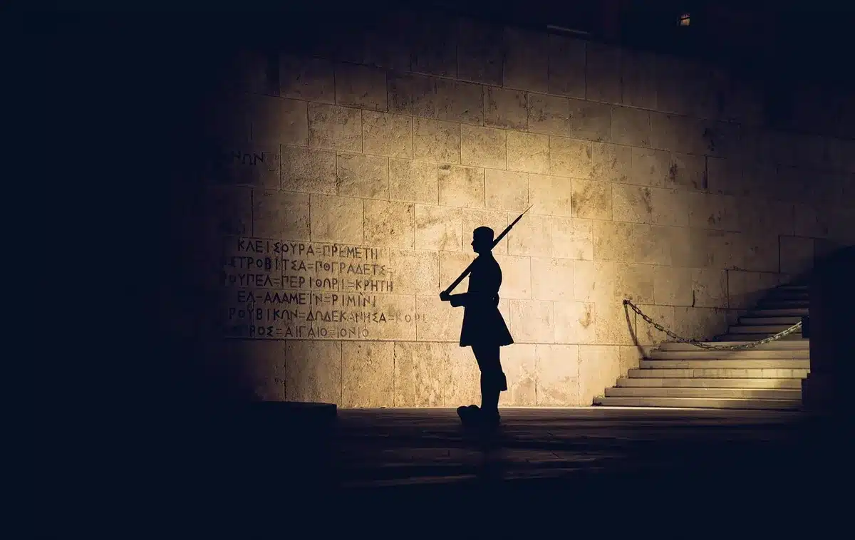 Silhouette di parlamentari che mostrano fotografie su un tavolo durante una discussione in aula
