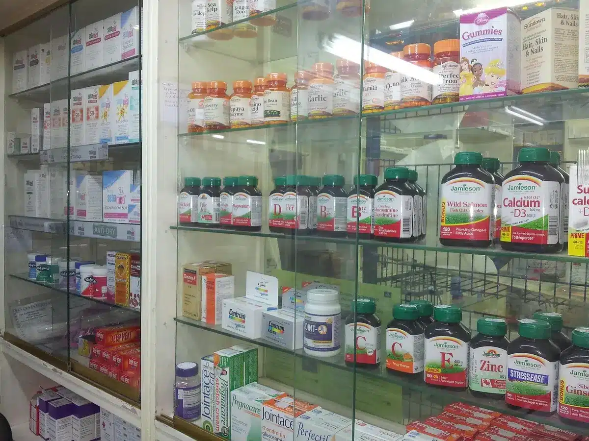 Scatole farmaceutiche impilate pronte per l'esportazione