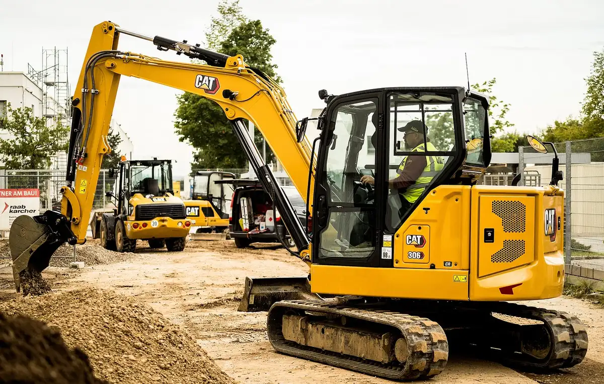 Cantiere fermo con cartelli e materiali accatastati