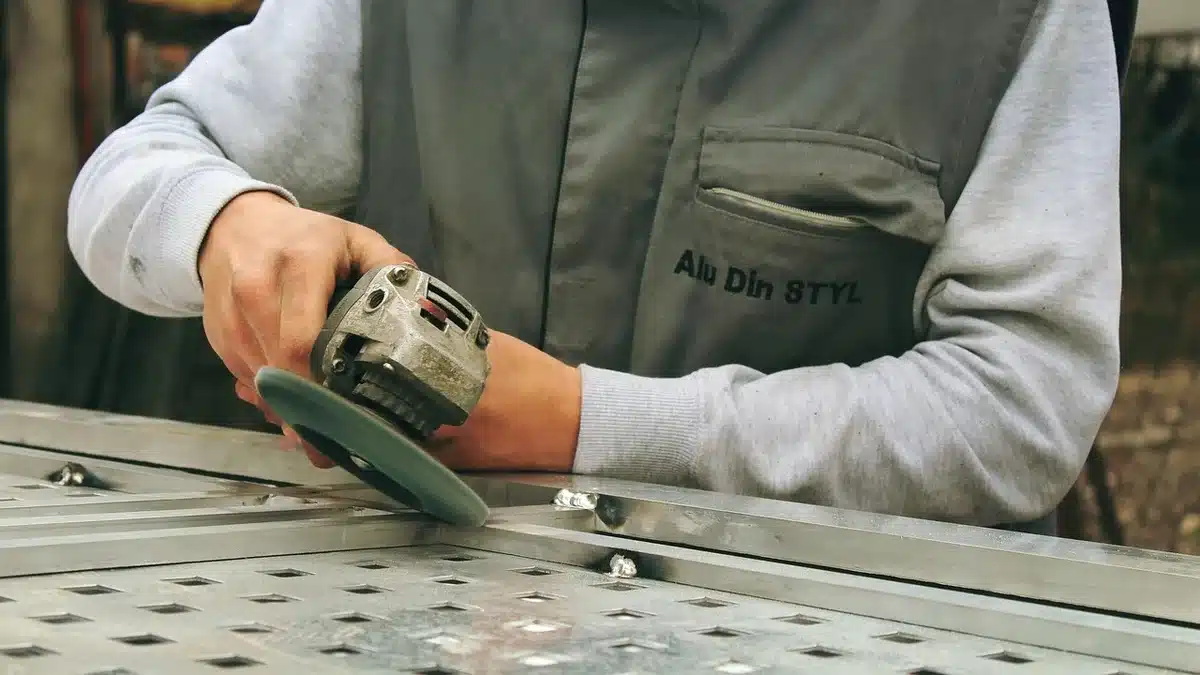 Impianto Volkswagen con operai e catena di montaggio