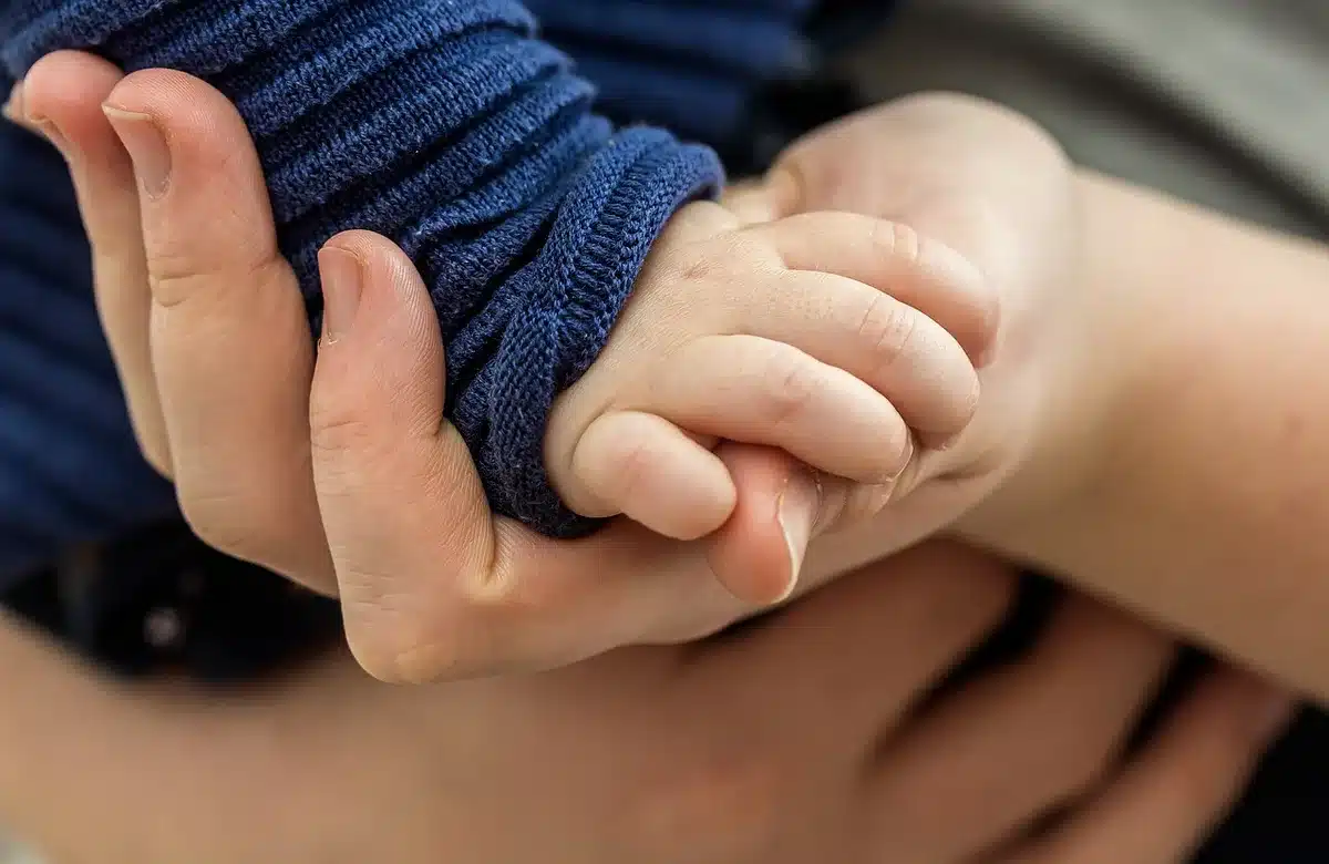 Mano fasciata di un adolescente ferito dopo un'esplosione
