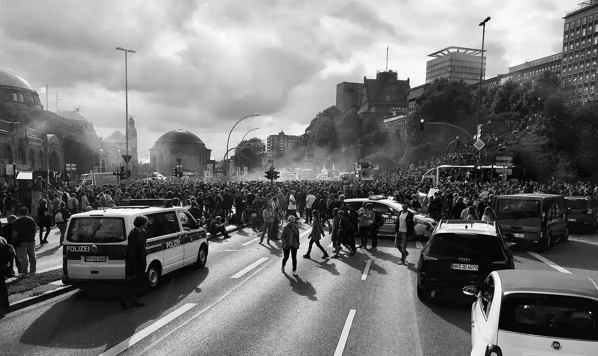 Manifestanti con cartelli in difesa dei diritti umani durante una protesta