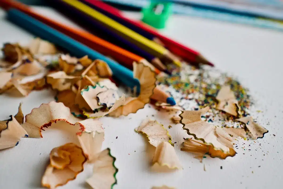 Corridoio di scuola con banchi vuoti e scrivania dell'insegnante, luce del giorno