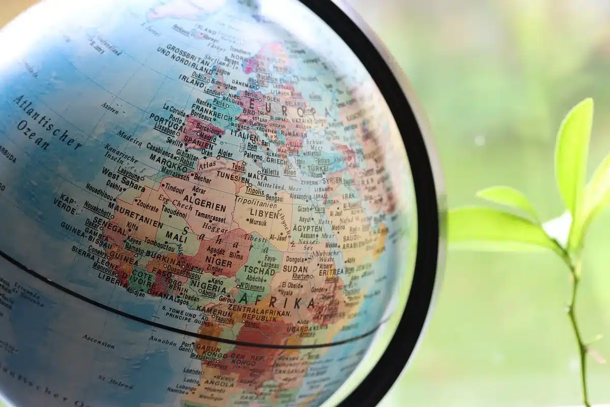 Tavolo con mappa dell'Europa e documenti su forniture di gas