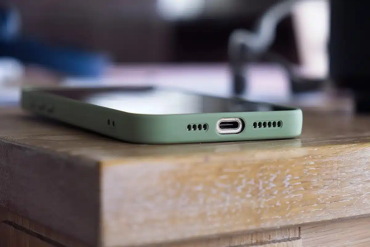 Cliente che riceve una chiamata sospetta sullo smartphone