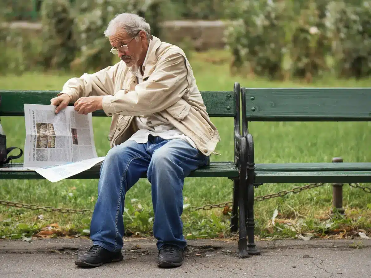 Mano che tiene un microfono durante un'intervista politica