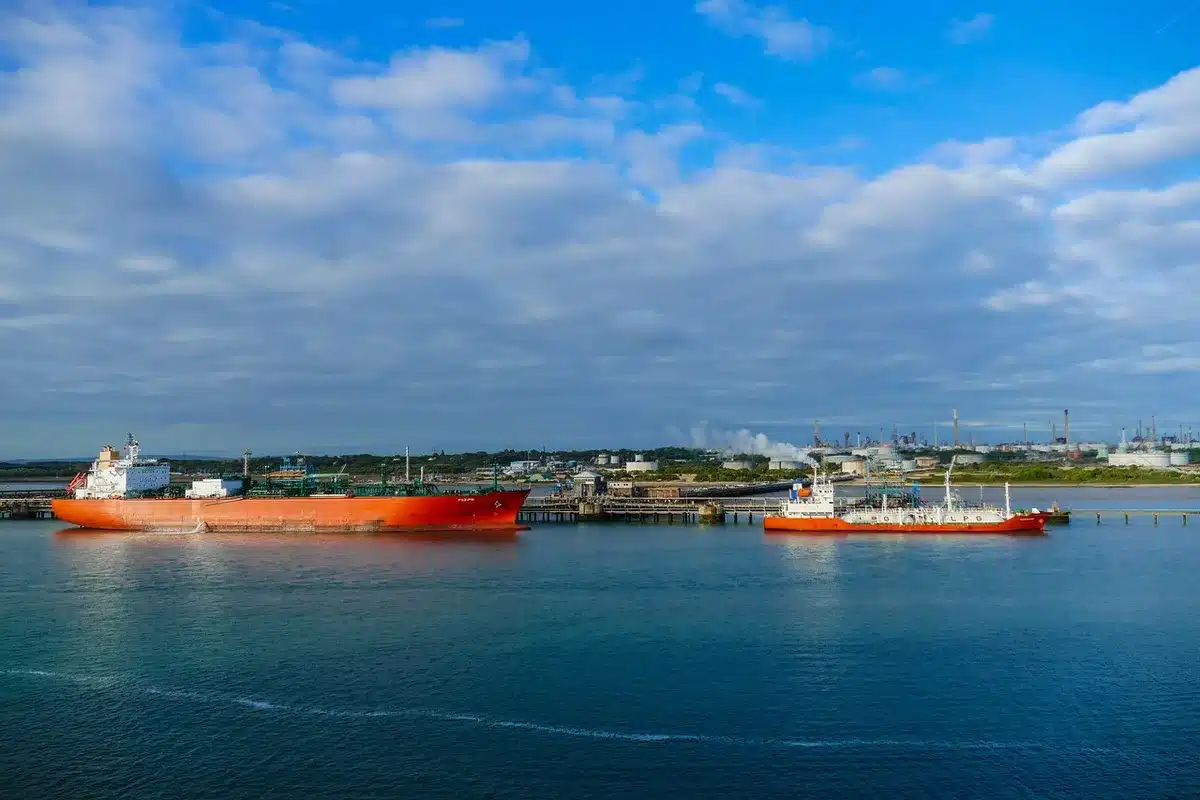 Petroliera in ingresso al porto con cisterne e banchina