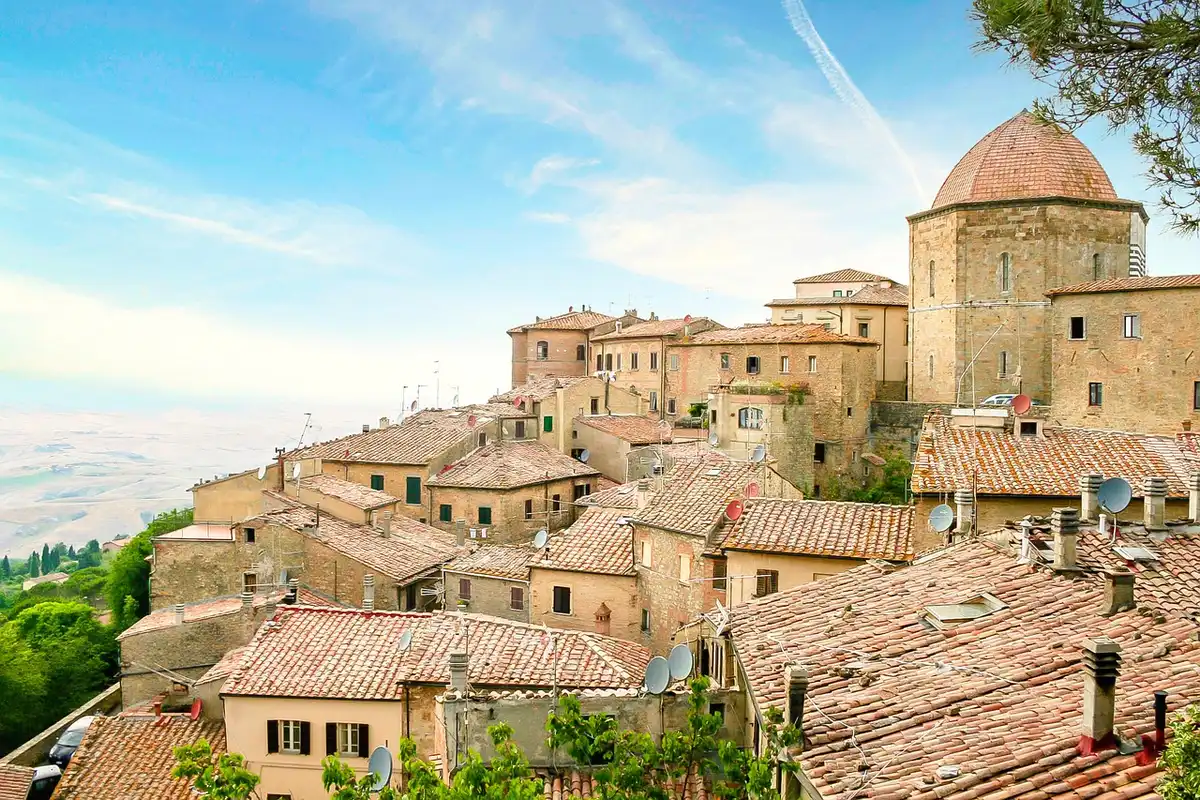 Operai e ponteggio durante il restauro di una torre storica