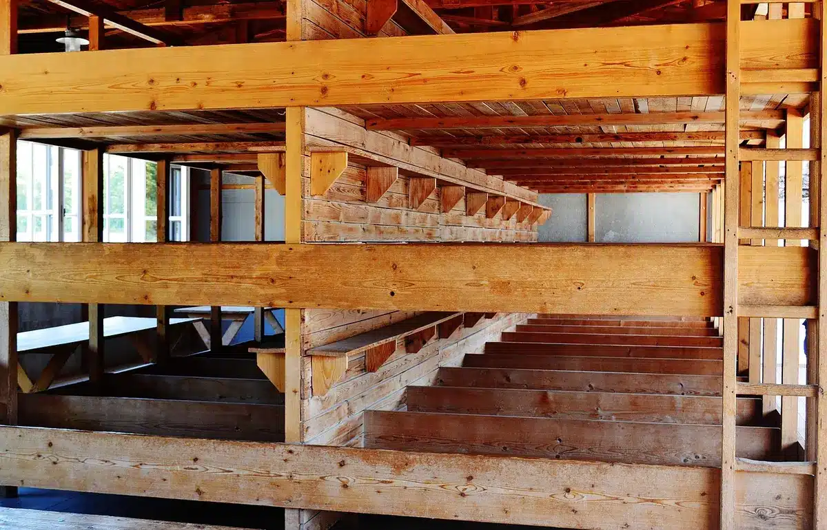 Corridoio vuoto di una caserma che suggerisce riduzione dei reclutamenti