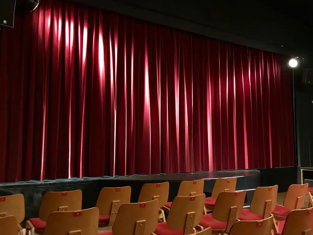 Esterno del Teatro di San Carlo illuminato la sera