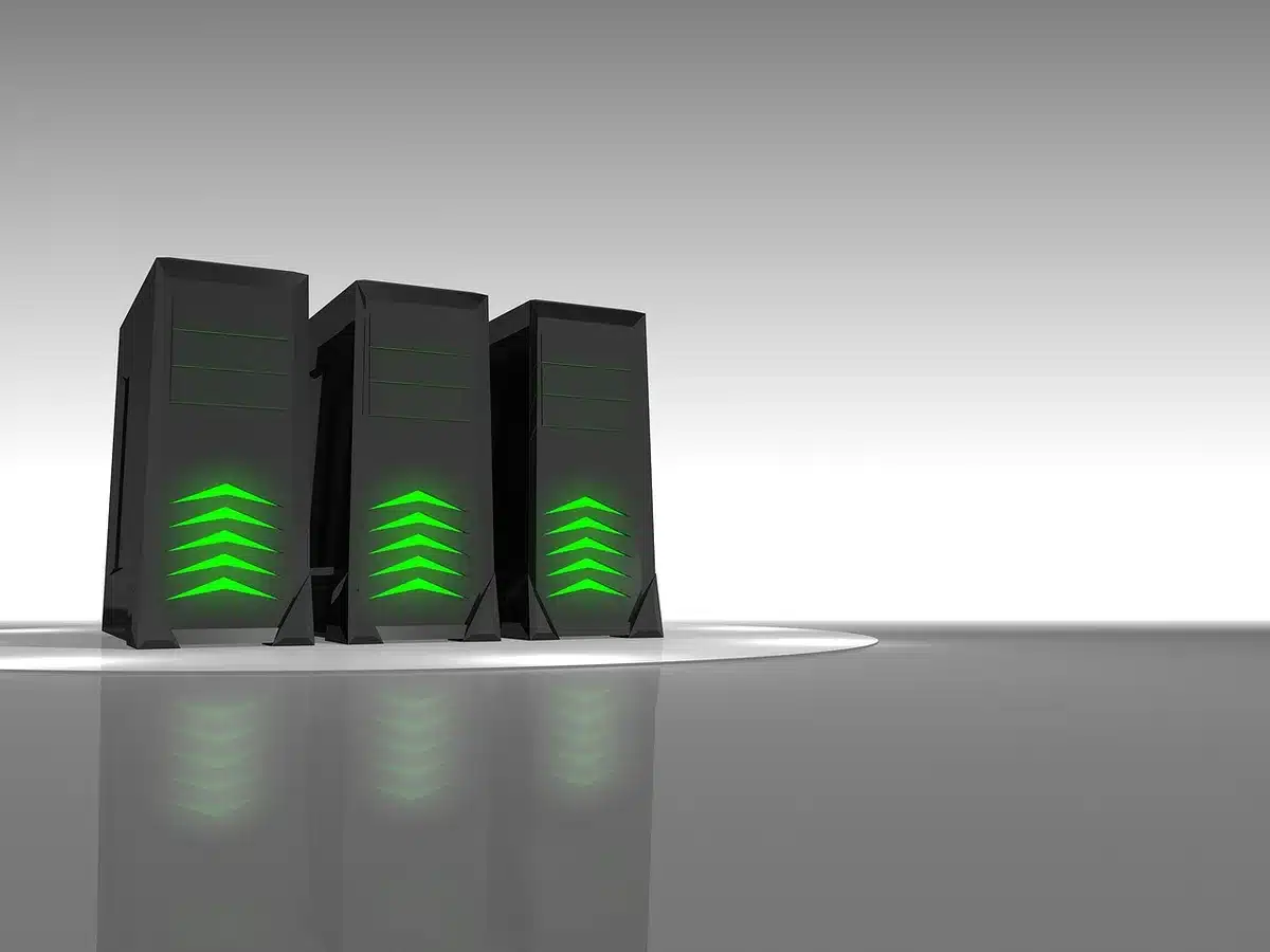 Rack di server in un data center con luci ridotte durante un'interruzione